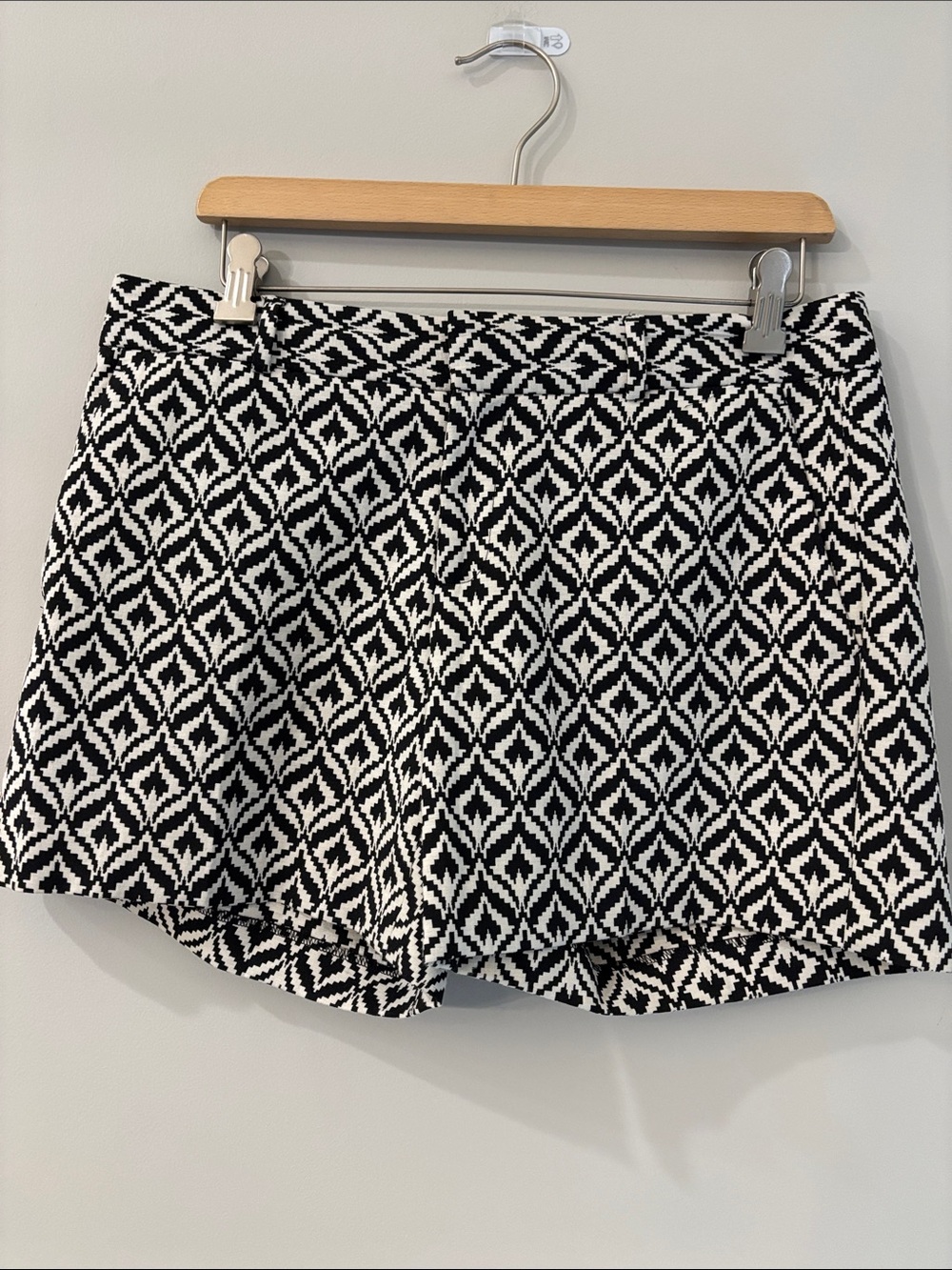 Banana Republic Comfort Stretch Cotton Shorts, Black and White, Size 6, EUC